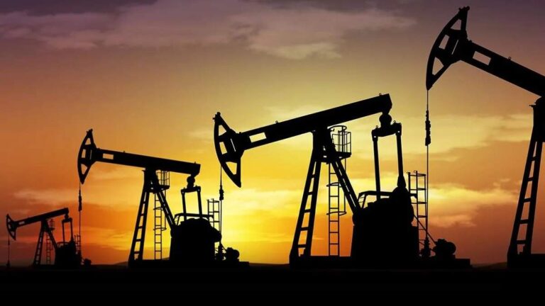 La imagen muestra cuatro pozos petrol?feros recortados contra el fondo del atardecer.