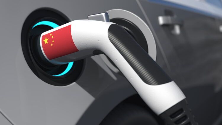 Imagen de una toma de alimentación de un veh?culo el?ctrico con una banderita china.
