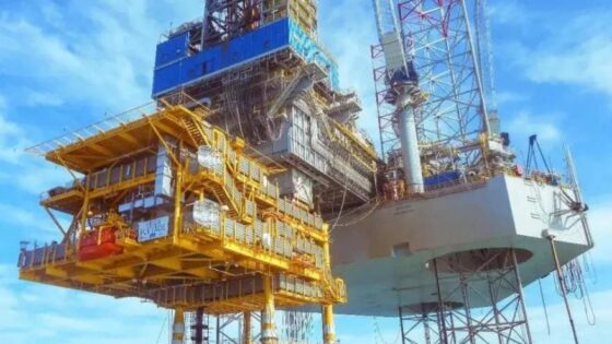 Detalle de una plataforma de perforación offshore.