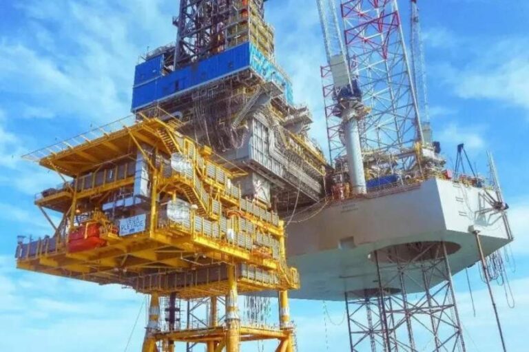 Detalle de una plataforma de perforación offshore.