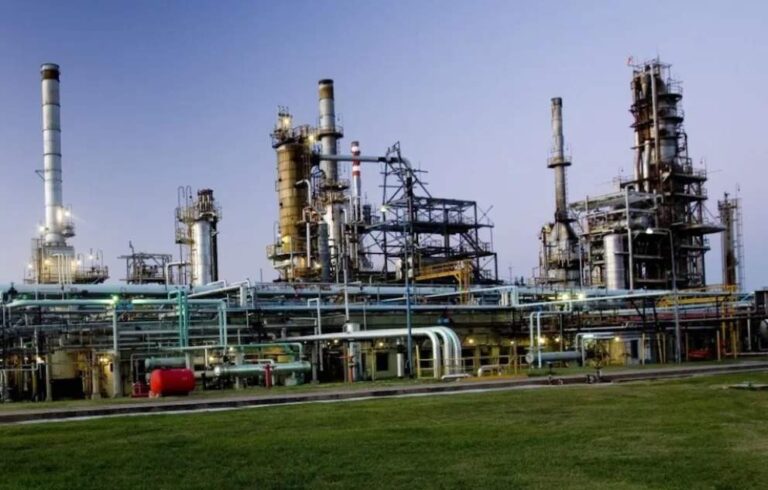 La imagen corresponde a una refiner?a de hidrocarburos con un cielo azul de fondo.