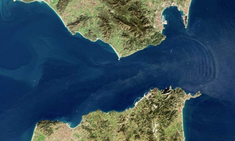 Imagen satelital que muestra el Estrecho de Gibraltar que separa Europa de ?frica a trav?s del mar Mediterr?neo.
