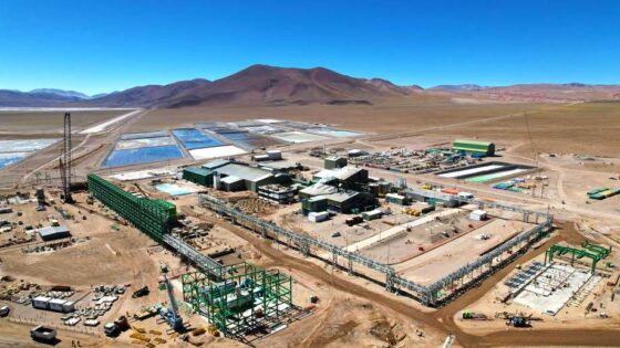Vista aérea de la planta de producción de litio de EXAR en Cauchari-Olaroz, Argentina. Se observan las instalaciones industriales, las piscinas de evaporación y el paisaje montañoso del desierto.