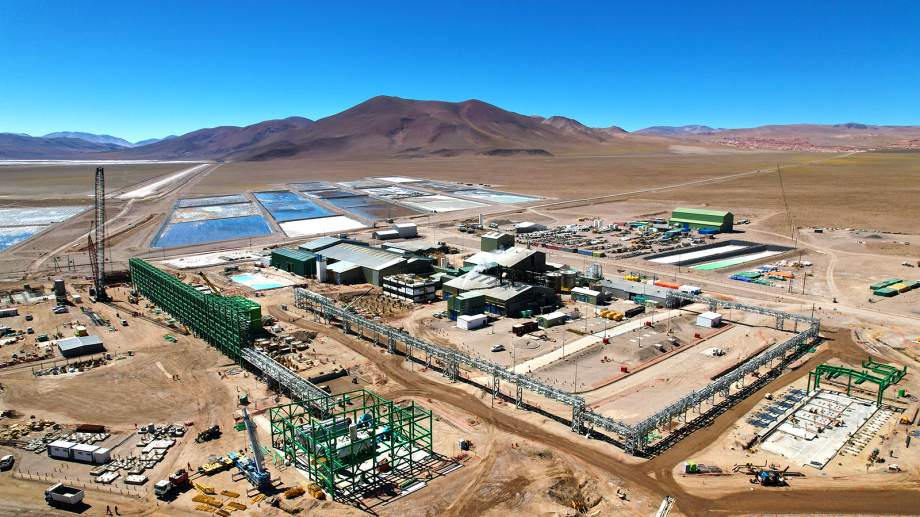 Vista aérea de la planta de producción de litio de EXAR en Cauchari-Olaroz, Argentina. Se observan las instalaciones industriales, las piscinas de evaporación y el paisaje montañoso del desierto.