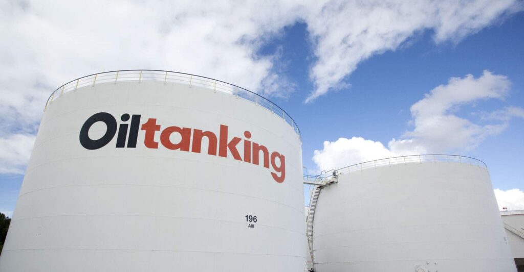 Vista de dos tanques petrol?feros de color blanco, uno de los cuales presenta el logo de Oiltanking.