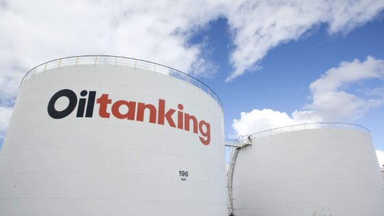 Vista de dos tanques petrolíferos de color blanco, uno de los cuales presenta el logo de Oiltanking.