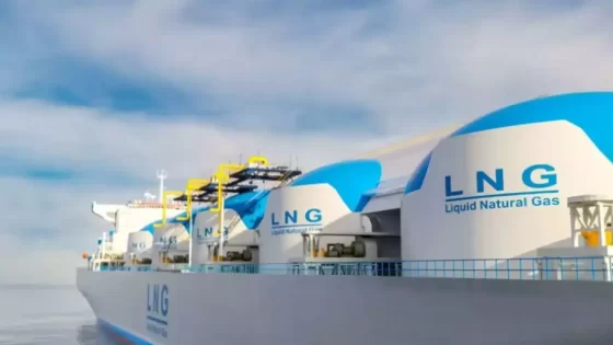 Buque de GNL navegando en el mar.