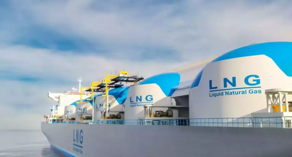 Buque de GNL navegando en el mar.