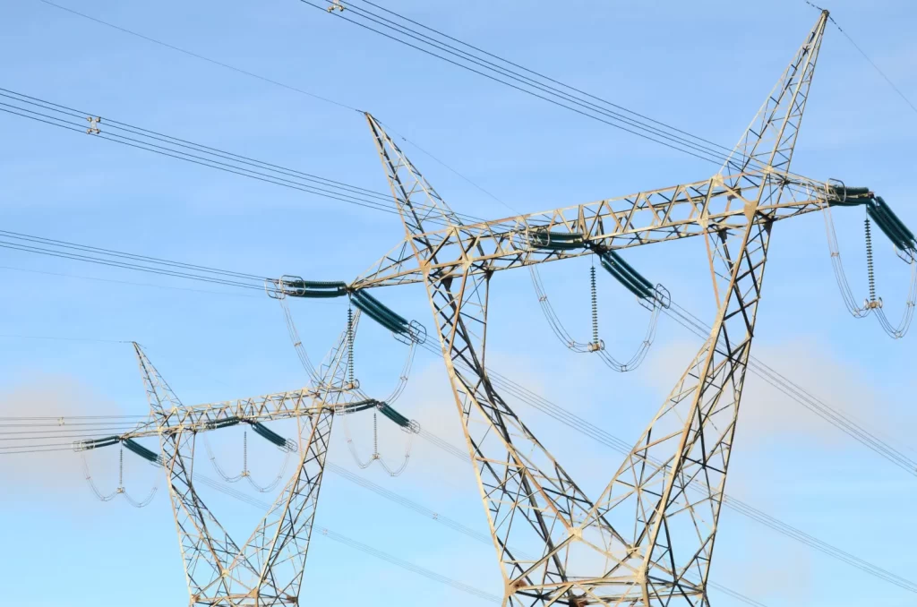 Torres de alta tensi?n con cables el?ctricos suspendidos, bajo un cielo despejado.