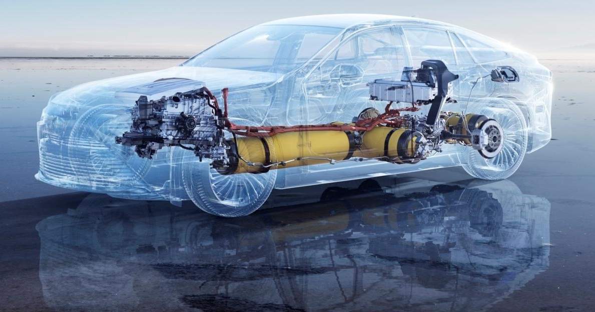 Vista semitransparente de un Toyota Mirai que muestra el sistema de propulsión por hidrógeno, incluidos los tanques de almacenamiento, la celda de combustible y el motor eléctrico.