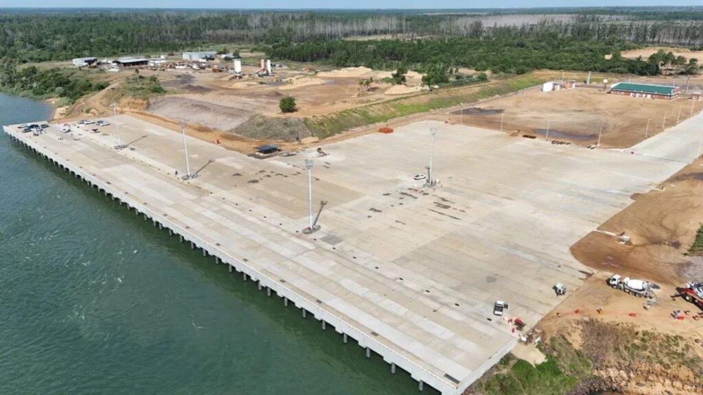 Vista aérea de un puerto de carga en construcción sobre la costa del r?o Paran?, en la provincia de Corrientes, Argentina. La infraestructura, de superficie hormigonada, est? dise?ada para facilitar la exportación de productos regionales como madera, arroz y subproductos industriales.
