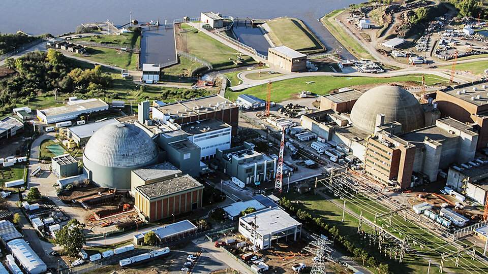 Vista aérea del complejo nuclear de Atucha, con sus dos reactores de c?pula esf?rica y diversas instalaciones industriales junto al r?o.