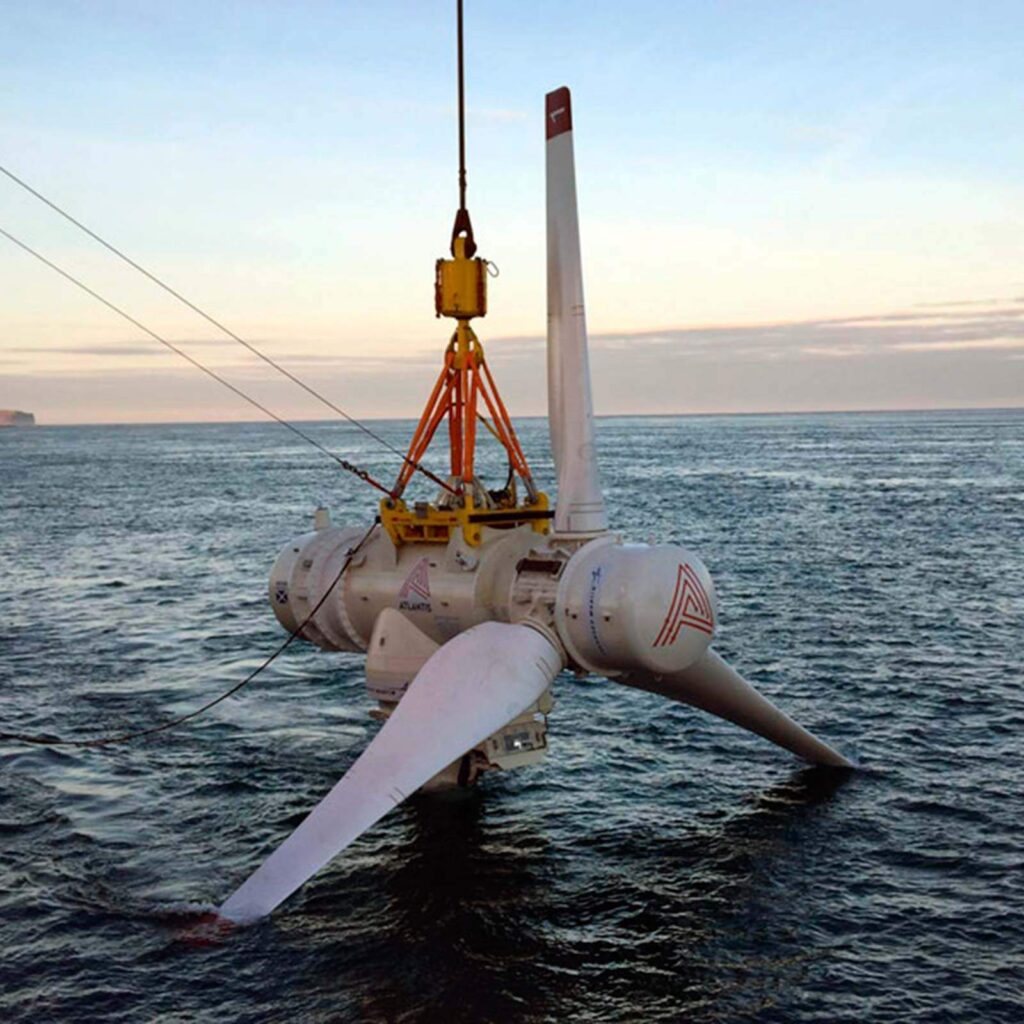 Turbina submarina de generación mareomotriz siendo instalada en el ocñano, diseñada para aprovechar las corrientes marinas como fuente de energña renovable.