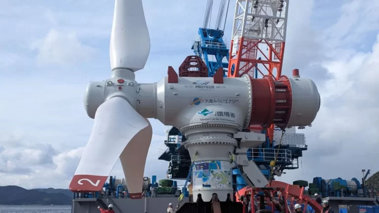 Turbina de generación mareomotriz en Jap?n, lista para su despliegue, en el marco de un proyecto conjunto entre empresas de energ?a y el Ministerio de Medio Ambiente.