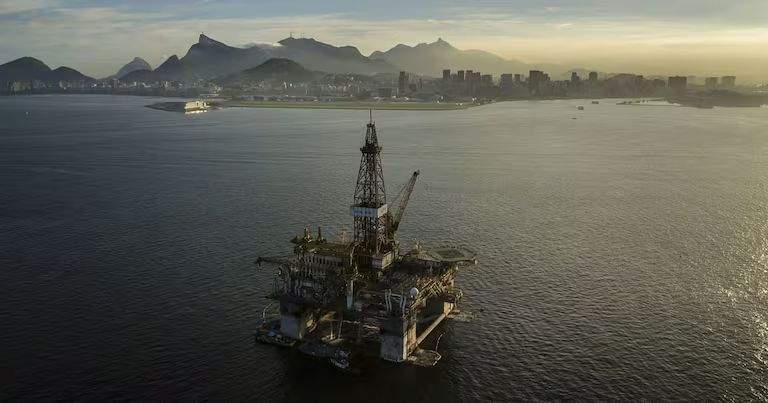 Plataforma petrolera offshore frente a R?o de Janeiro, con la ciudad y montañas al fondo.