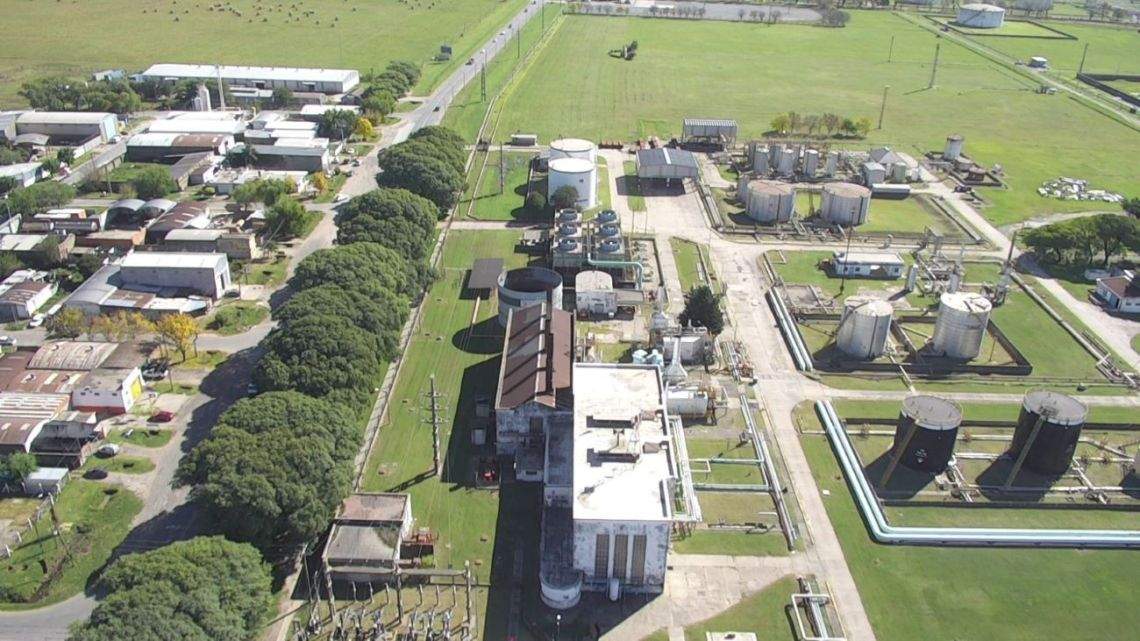 Vista aérea de una planta industrial con tanques de almacenamiento y tuberías para procesamiento de hidrocarburos.