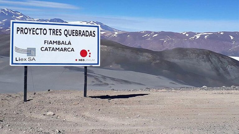 Cartel del Proyecto Tres Quebradas en Fiambalá, Catamarca, con montañas de la cordillera al fondo.
