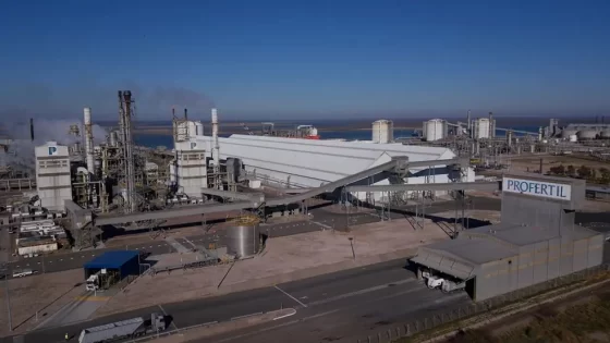 Vista aérea del complejo industrial de Profertil, planta de producción de fertilizantes en Bahía Blanca.