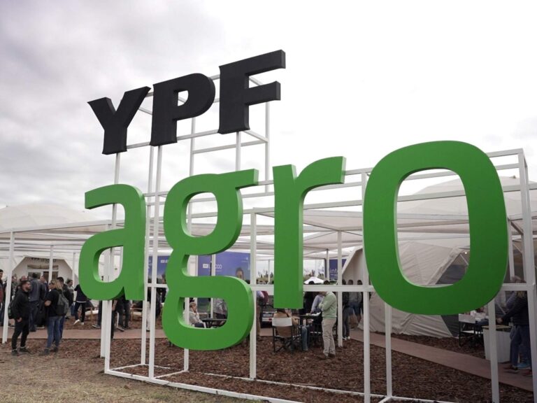 Stand de YPF Agro en una exposición rural, con visitantes recorriendo el espacio.
