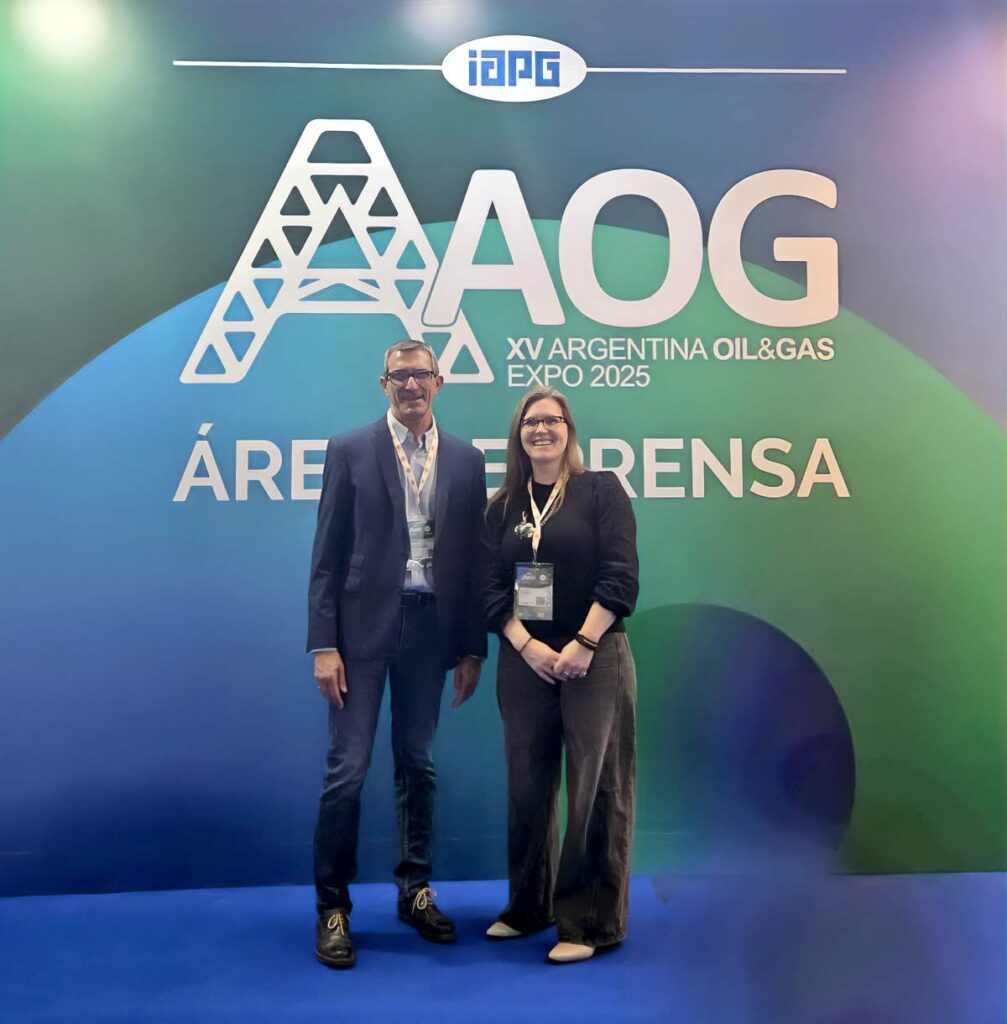 Dos personas en el área de prensa de la Expo Argentina Oil & Gas 2025, organizada por el IAPG.