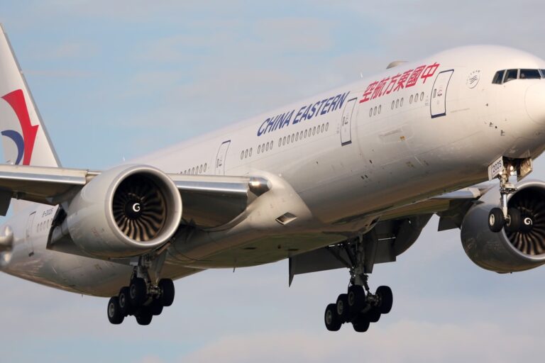 Avi?n de la aerolínea China Eastern en pleno vuelo con el tren de aterrizaje desplegado.