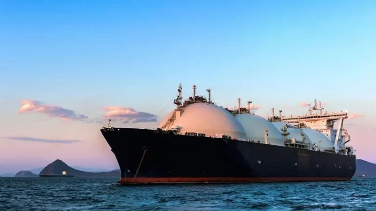 Buque metanero de gran porte transportando gas natural licuado (GNL) en el mar, con esferas de almacenamiento visibles en cubierta.