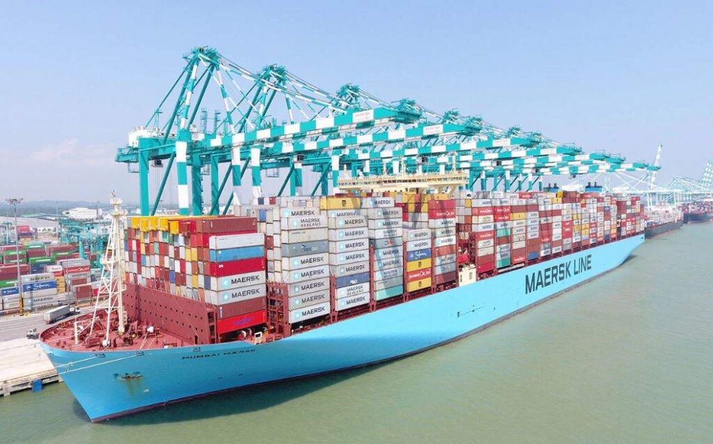 Buque portacontenedores cargado en un puerto, con grúas operando para mover contenedores de mercanc?as.