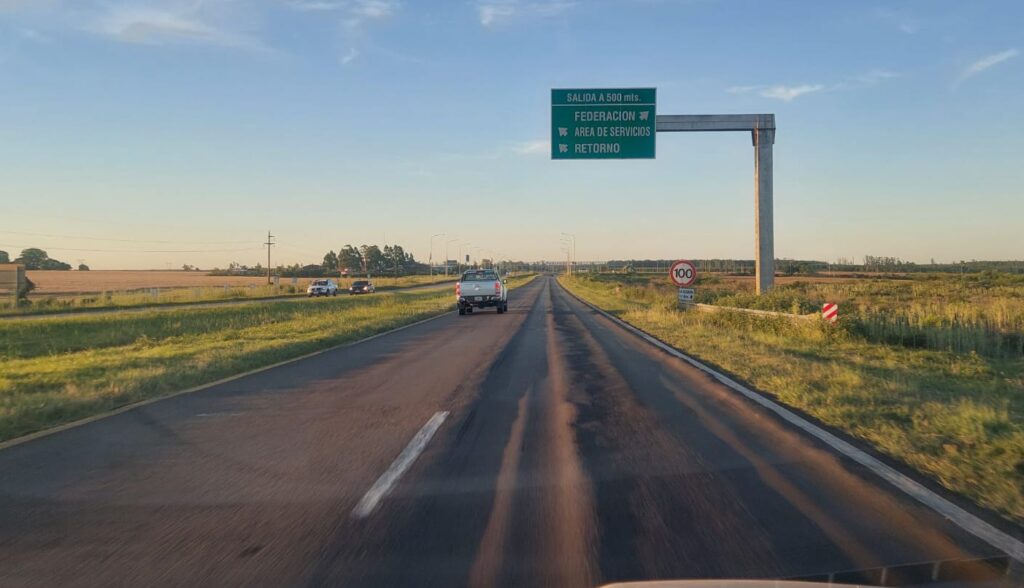 Tramo de ruta en zona rural con se?alización hacia Federación y ?rea de servicios.
