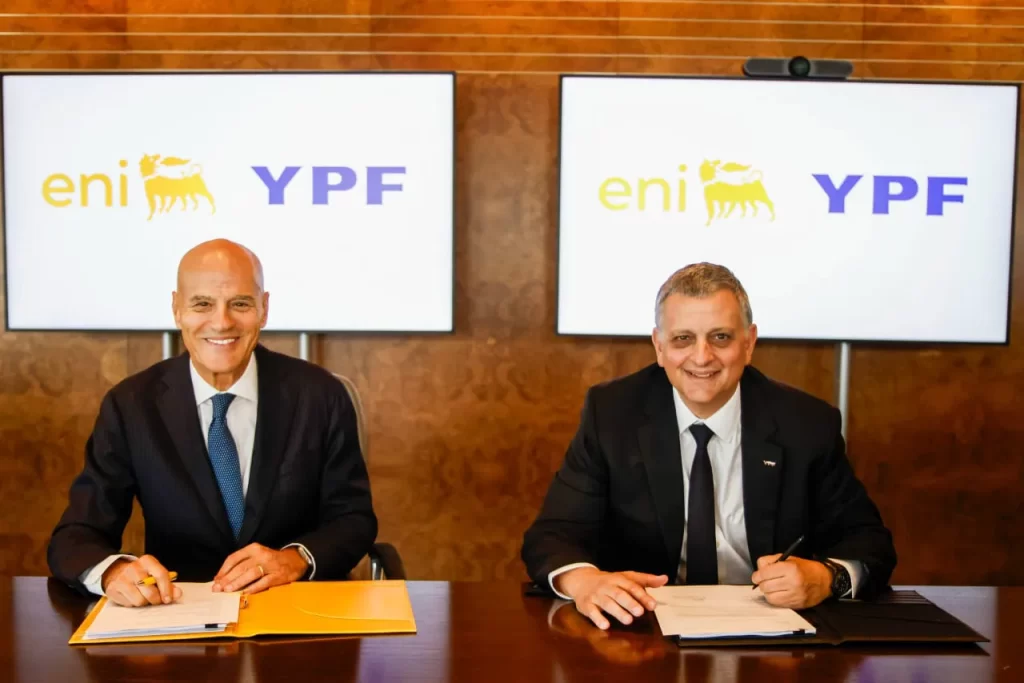 Representantes de YPF y Eni durante la firma de un acuerdo en una sala de reuniones.