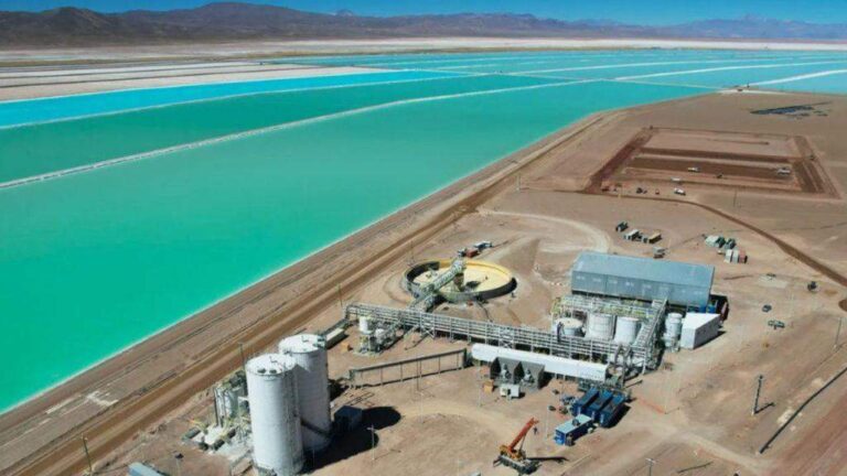 La imagen muestra una operación minera de litio en pleno entorno desértico, muy probablemente en la región del triángulo del litio (Argentina, Bolivia o Chile).