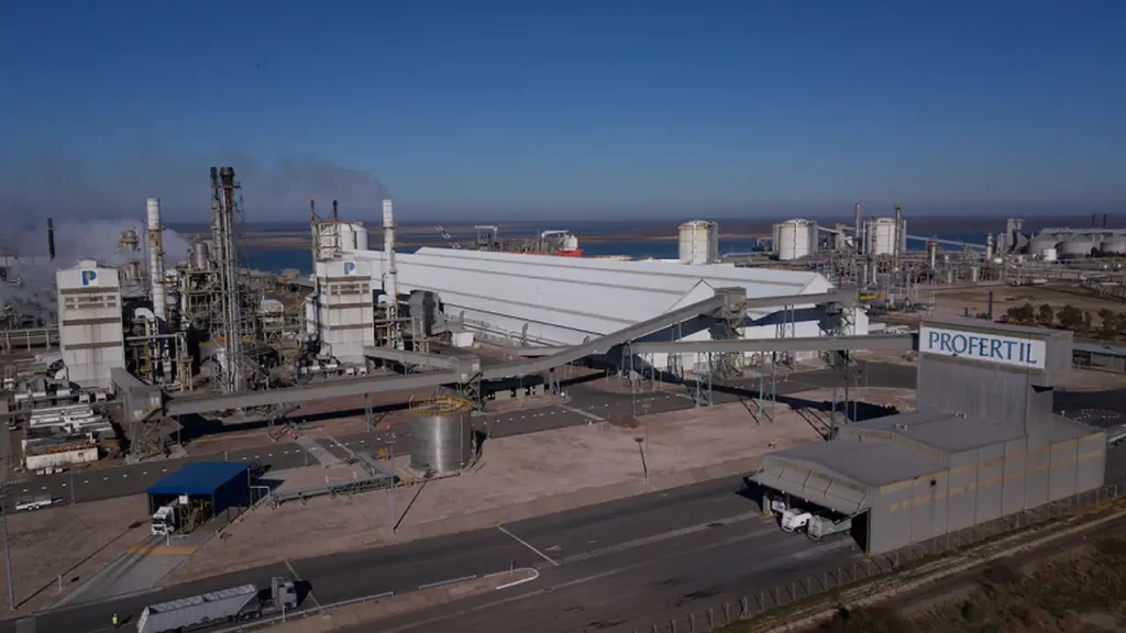Vista aérea del complejo industrial de Profertil con plantas, silos y estructuras de producci