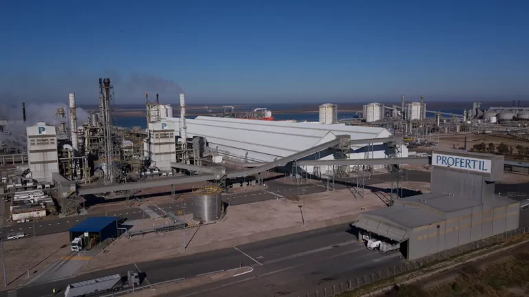 Vista aérea del complejo industrial de Profertil con plantas, silos y estructuras de producci