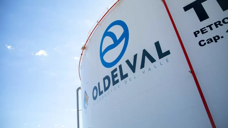Tanque de almacenamiento industrial con el logo de Oldelval (Oleoductos del Valle), bajo cielo despejado.