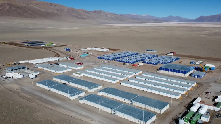 Vista aérea de un campamento y planta operativa en un proyecto de litio ubicado en un salar de alta montaña.