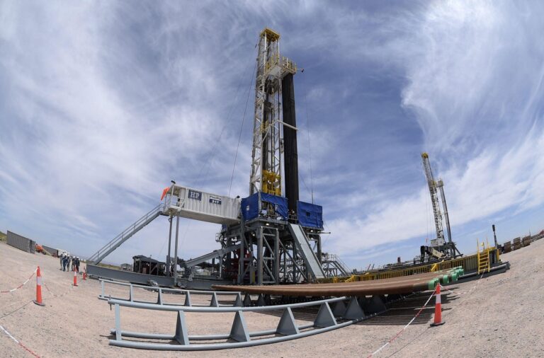 Chevron presentó un plan de inversión por u$s10.000 millones para expandir su producción en Vaca Muerta bajo el régimen RIGI. El proyecto incluye nuevos desarrollos no convencionales, obras de infraestructura clave y el regreso de la petrolera estadounidense al mercado argentino de combustibles.