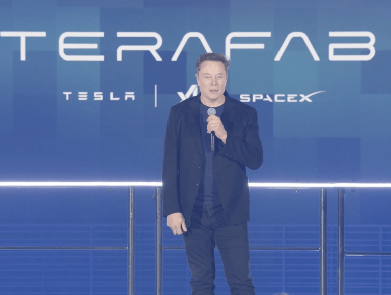 Elon Musk presentó “Terafab”, su nueva apuesta industrial orientada a la fabricación de chips para inteligencia artificial, robótica y centros de datos. El proyecto demandará una inversión estimada de USD 55.000 millones y estará ubicado en Texas, con el objetivo de alcanzar un teravatio de potencia de cálculo por año.