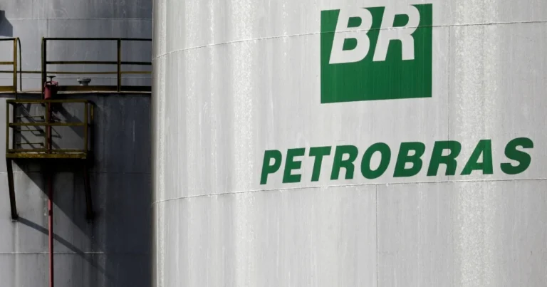 Tanque de almacenamiento industrial con el logotipo de Petrobras, en una instalación vinculada a la industria energética y de combustibles