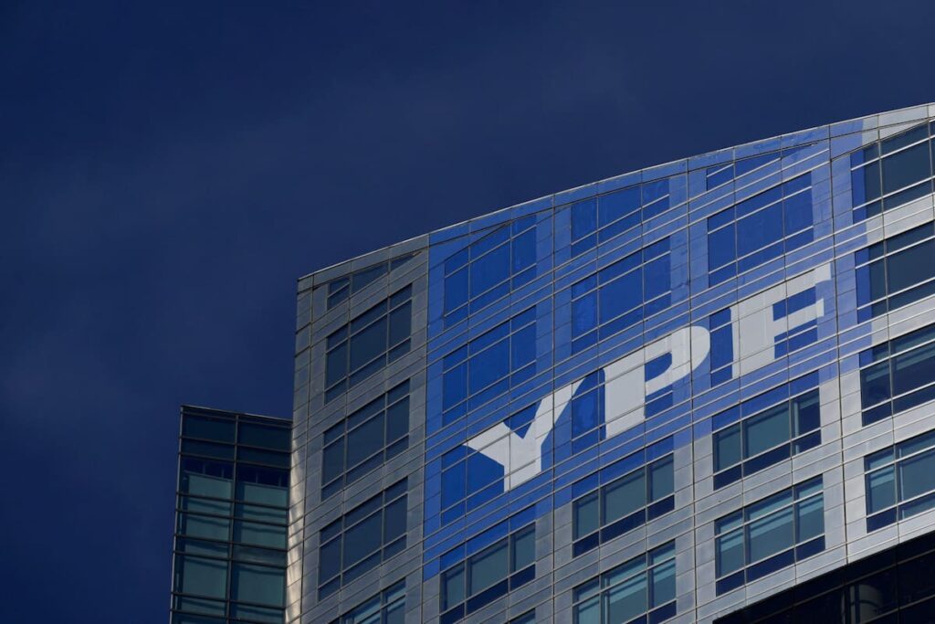 Edificio corporativo de YPF, con el logotipo de la compañía visible sobre una fachada de vidrio.
